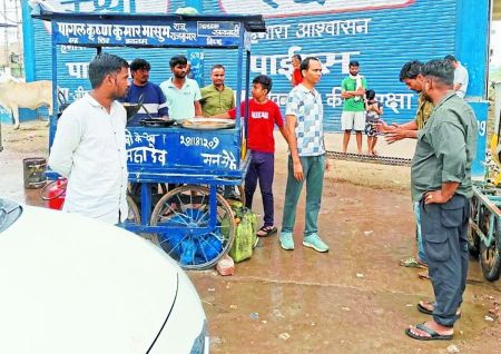 दुकानदारों को सुचित किया गया कि बची हुई सब्जियों एवं फलों को रोड पर नहीं डालकर विशेष पात्र में डालें