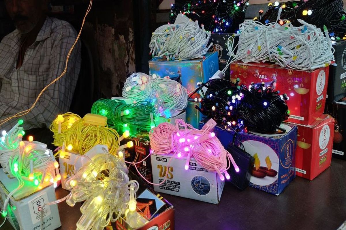 दीपावली पर बाजार में ‘मेक इन इंडिया’ की धूम, विद्युत सजावट आइटमों से सजा बाजार 'Make in India' celebrated in the market on Diwali, market decorated with electrical decoration items