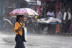 UP Weather Change: लखनऊ मंडल में ठंडक ने दी दस्तक, सुबह से छाए बादल, मीठी लगने
लगी धूप - image