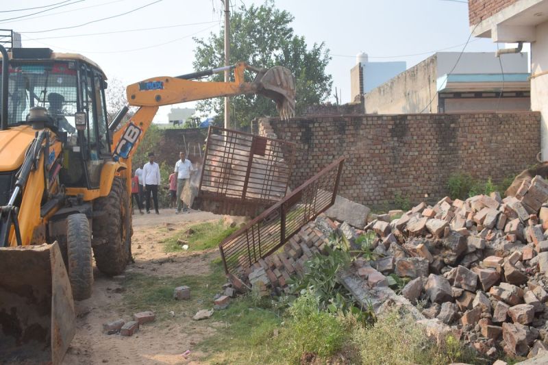 आखिर जागा प्रशासन,नहर की भूमि से अतिक्रमण हटाना शुरू Administration finally woke up, started removing encroachment from canal land