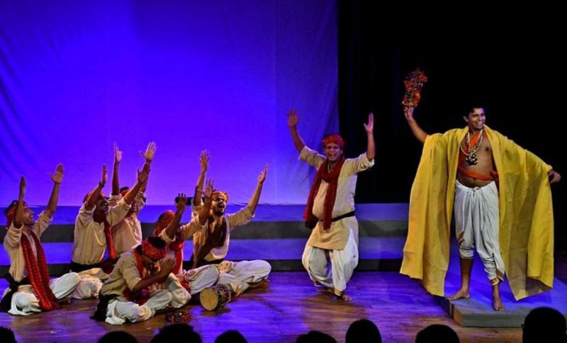 मोतीनगर स्थित पदमाकर सभागार में नाटक रिजक की मर्यादा की प्रस्तुति