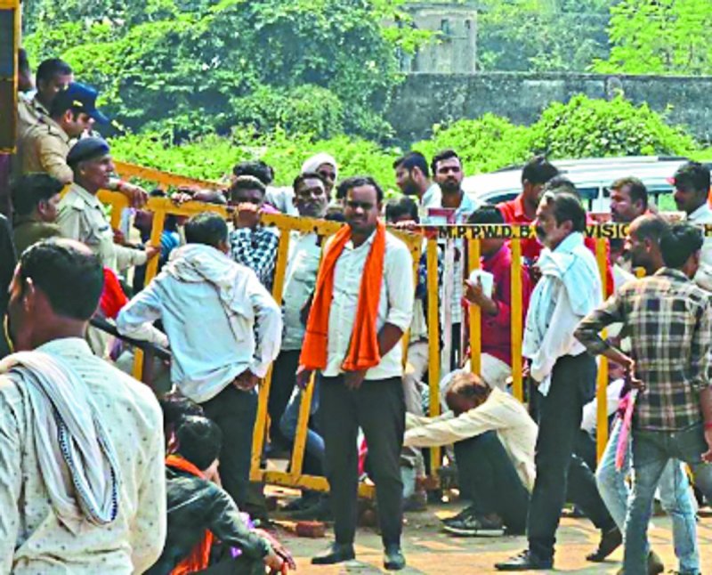 सुबह से लेकर रात तक कतार में खड़े हो रहे अन्नदाता, मौके पर पहुंचे एसडीएम से की शिकायत