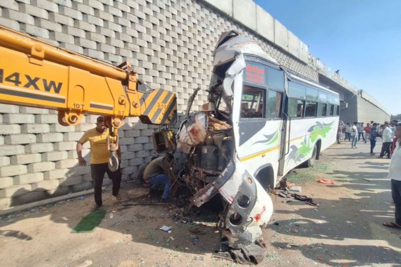 sikar road accident, bus collided with culvert,