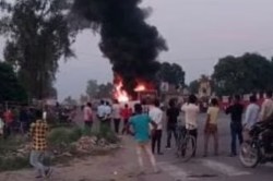 Lakhimpur Kheri News: लखीमपुर खीरी में भीषण सड़क हादसा, युवक की मौत के बाद
गुस्साईं भीड़ ने बस में लगाई आग, हाईवे पर लगा जाम - image