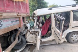 Accident News: मठ से घर जा रहा था परिवार और ड्राइवर को आ गई झपकी, खड़े ट्रेलर
में भिड़ी कार दो की मौत तीन गंभीर - image