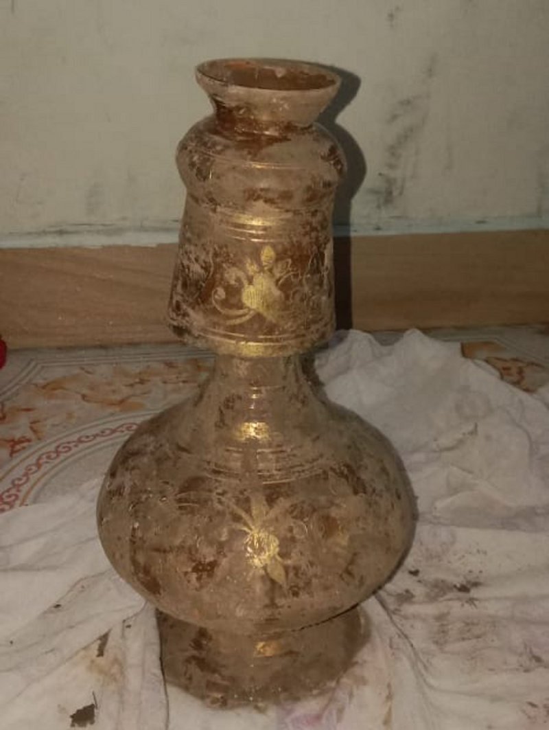 खुदाई में यह घड़ा निकाला था