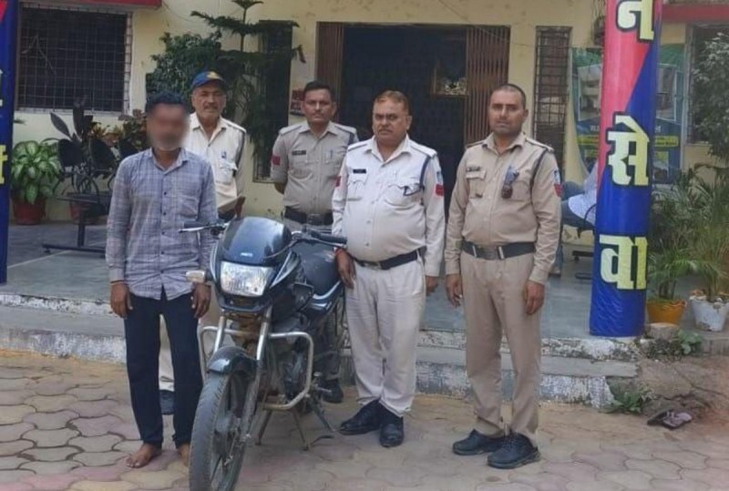 पुलिस गिरफ्त में आरोपी व बाइक