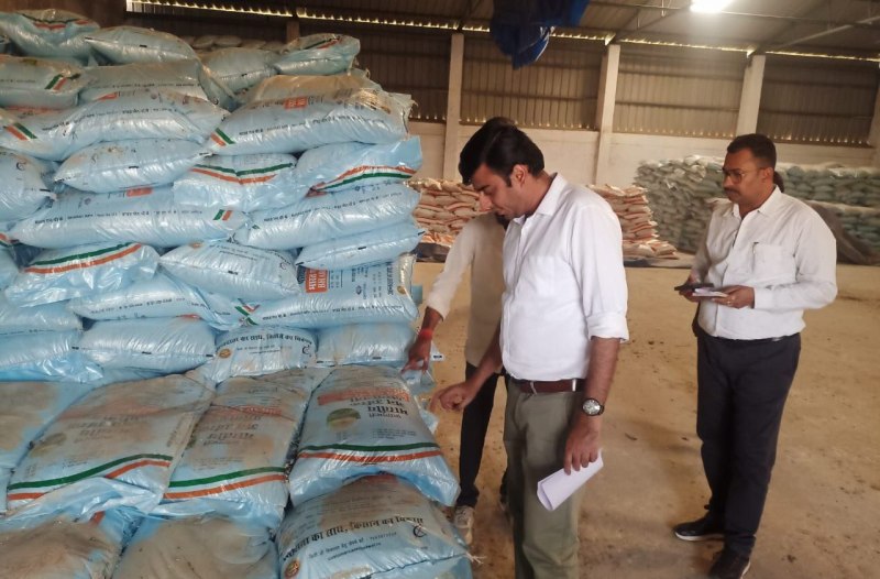 खाद गोदाम का निरीक्षण