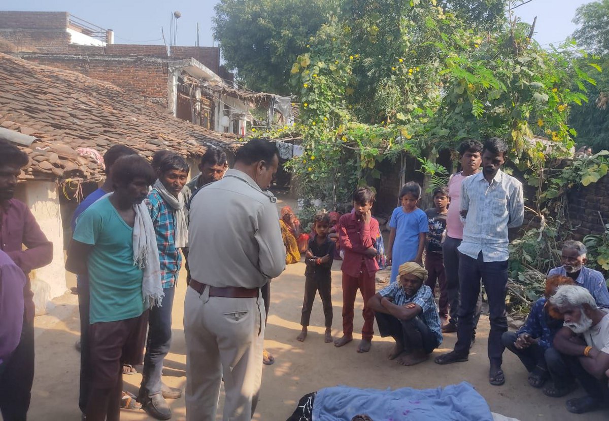 जांच करती पुलिस