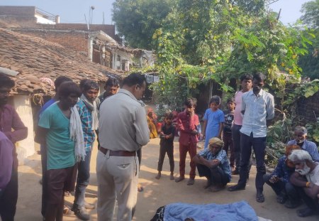जांच करती पुलिस