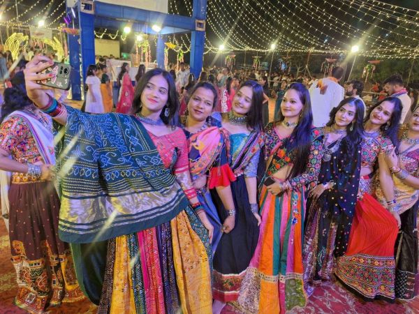Dandiya and Garba dances were celebrated on the last day of Navratri