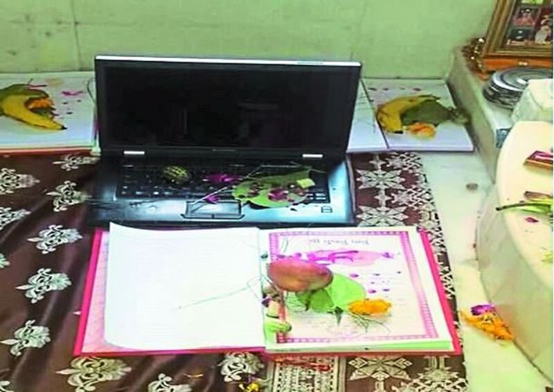 ऑनलाइन कारोबार से मिल रही चुनौती के बीच अब आम व्यापारी भी कंप्यूटर और इंटरनेट जैसे आधुनिक आईटी उपकरणों का इस्तेमाल करने लगे है।