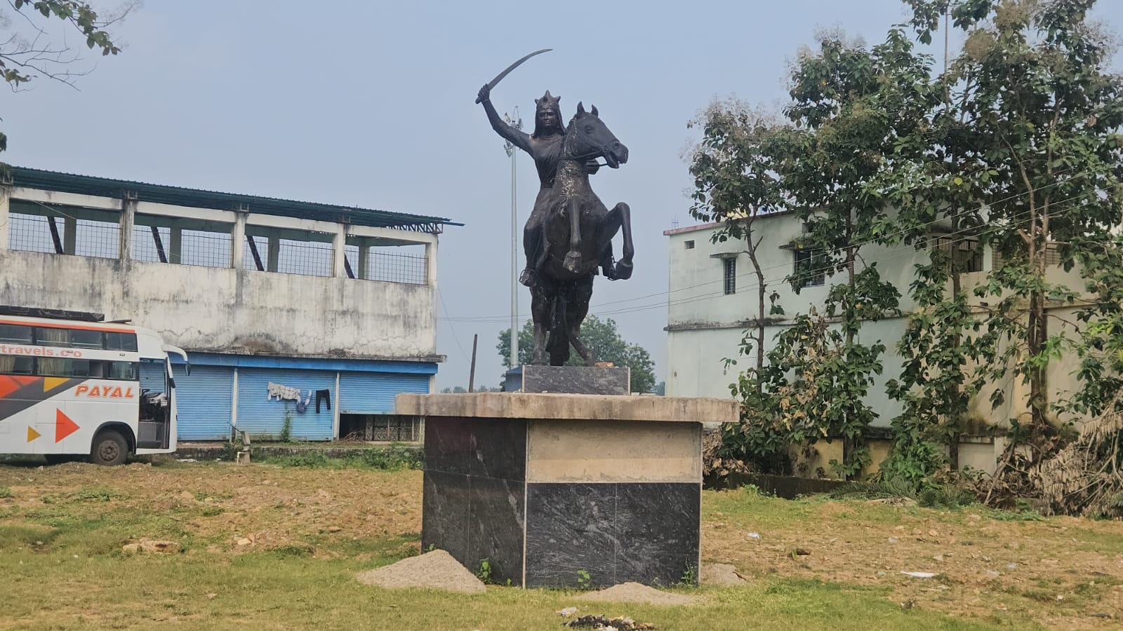 लोकार्पण के इंतजार में धूल फांक रही महापुरुषों की प्रतिमाएं