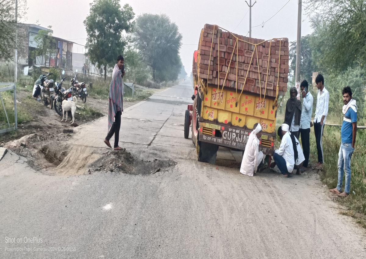 पानी बहने से सड़क धंसी, गड्ढे दे रहे दुर्घटना को निमंत्रण