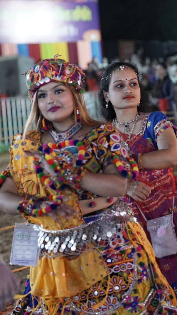 नगाड़ा संग ढोल बाजे… गरबा में इन गानों पर जमकर थिरक रहे लोग, दिख रहा उत्साह