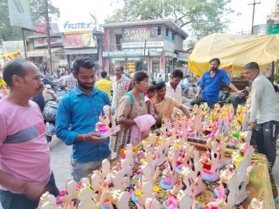 पूजन सामग्री, कपड़े मिठाईयां सहित अन्य सामग्रियों की हुई जमकर खरीदी