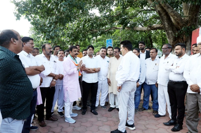 कांग्रेस द्वारा मेडिकल कॉलेज में व्याप्त समस्याओं व कार्य में लापरवाही किए जाने के विरोध में संभागायुक्त से मुलाकात कर ज्ञापन सौंपा