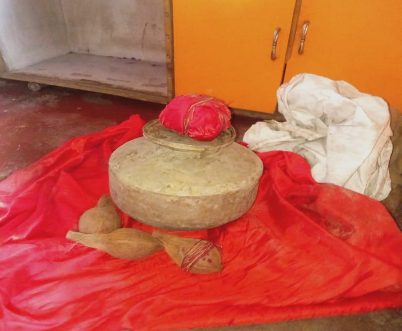 जमीन से खोदकर निकाला घड़ा