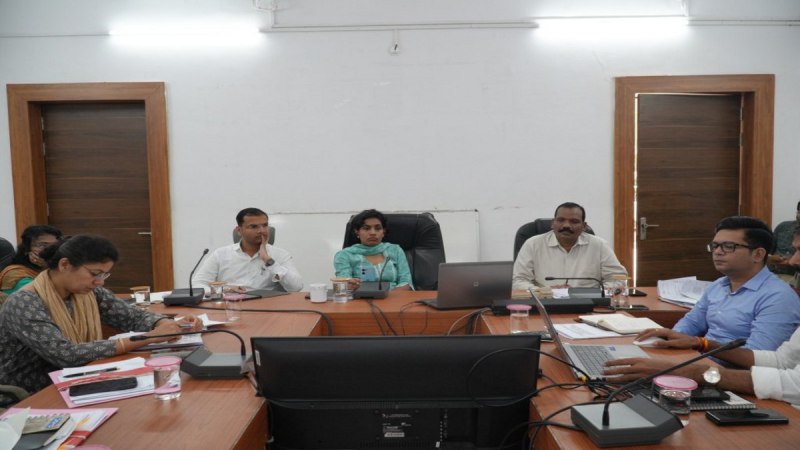 अधिकारियों की बैठक लेतीं कलेक्टर।