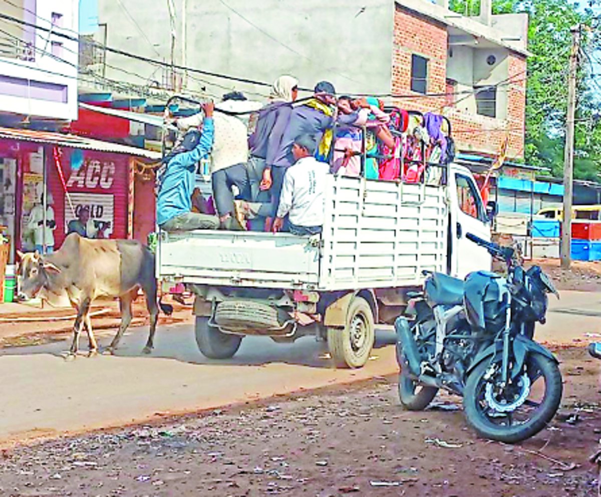 थाना व चौकियों के सामने से मालवाहक में सवारियां भरकर निकल रहे, कार्रवाई नहीं