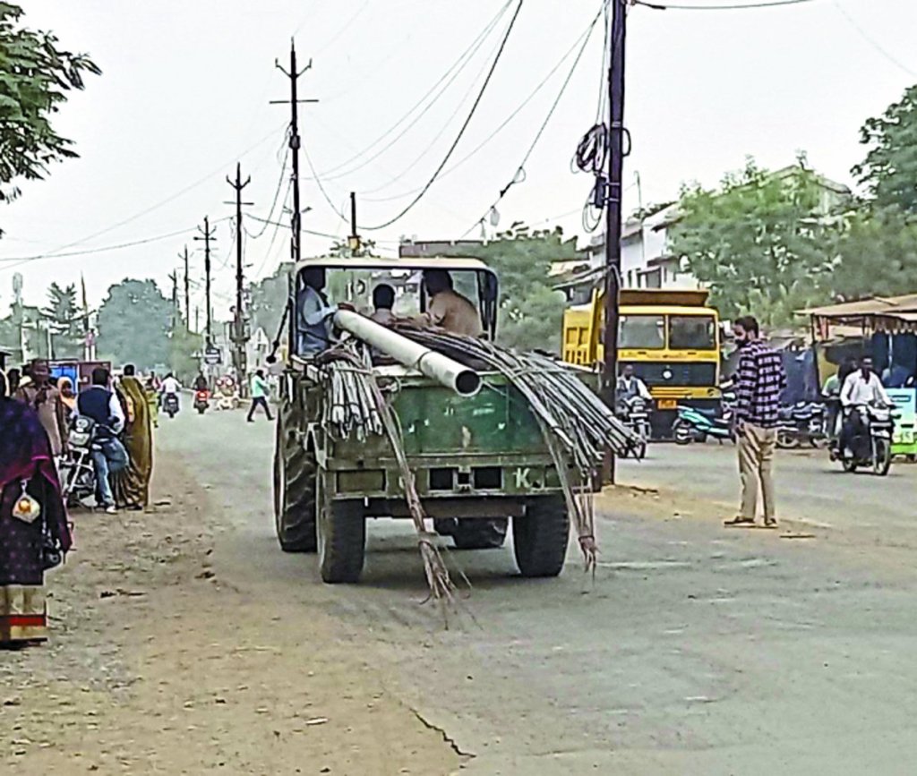 लापरवाही: ट्रॉली से कई फीट बाहर निकली रहती है सामग्री