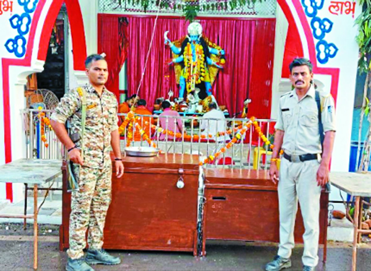 १२ तोला सोना व १० किलो चांदी से होता है मां महाकाली का श्रृंगार