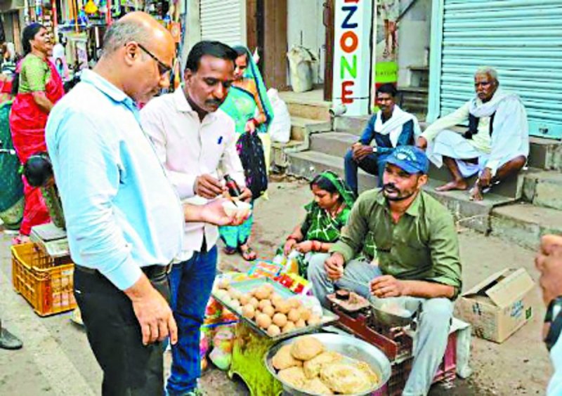 टीम ने खोवा से बने लड्डू की जांच की