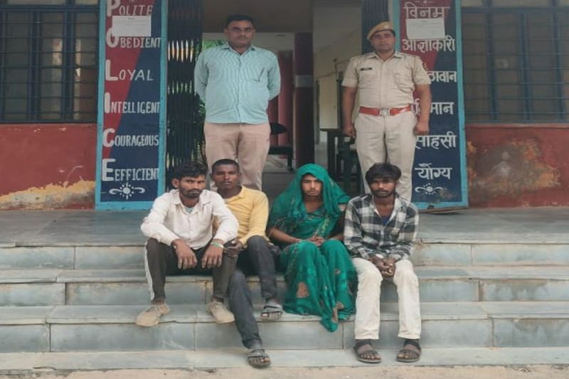 महिलाओं के वस्त्र पहन दुव्र्यवहार करने वाले 4 गिरफ्तार 4 arrested for misbehaving while wearing women's clothes