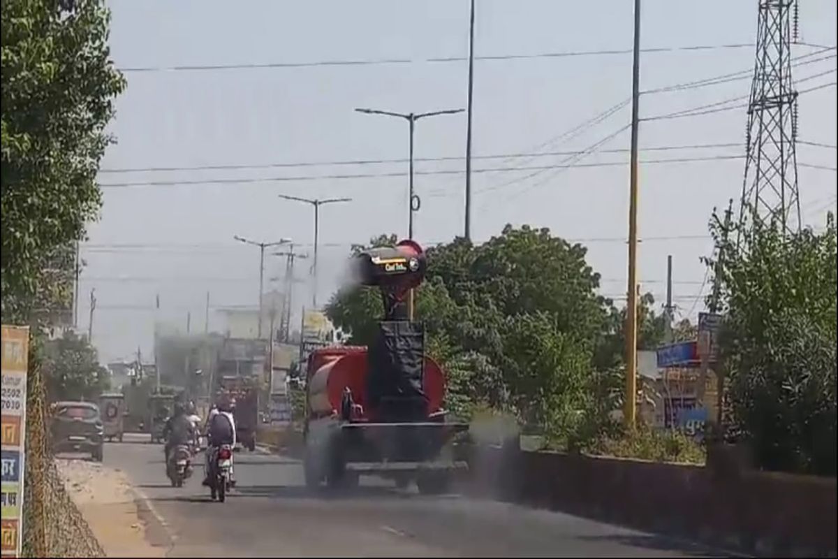VIDEO: प्रदूषण नियंत्रण के लिए सड़कों पर पानी का छिड़काव शुरू, ग्रेप-1 की पाबंदियां लागू