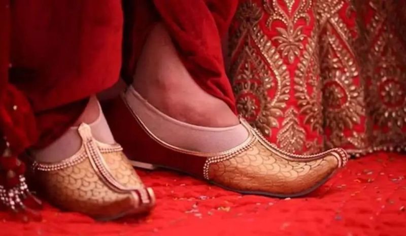 A fight broke out during the ceremony of stealing shoes at a wedding