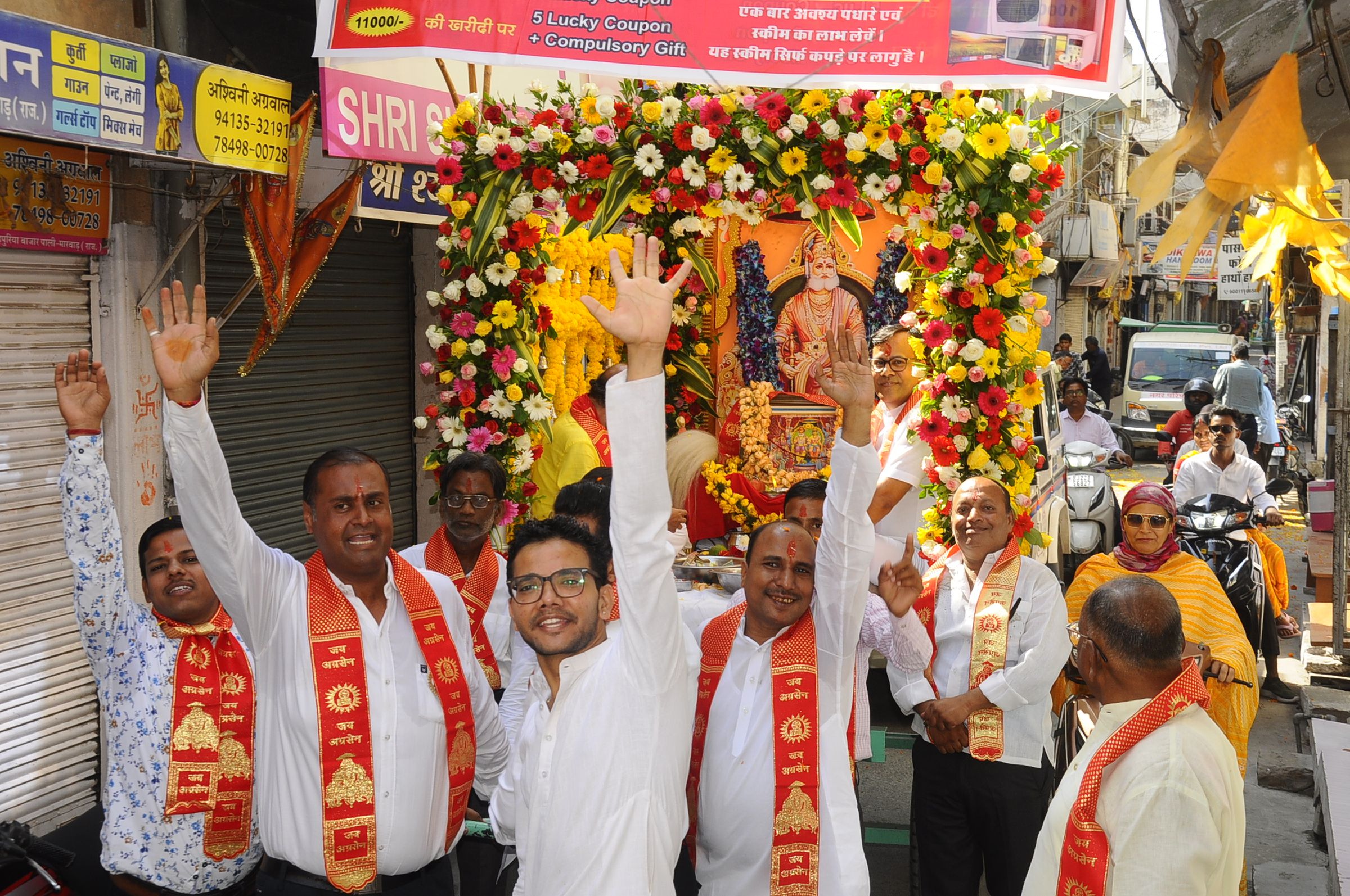 Agrasen Jayanti Mahotsav 2024 : शोभायात्रा में युवाओं ने लगाए जयकारे, पुष्प
वर्षा से जगह-जगह स्वागत