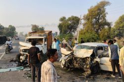 Rajasthan Road Accident: राजस्थान में भीषण सड़क हादसा, एक ही परिवार के 3 लोगों
की मौत, दिवाली से पहले पसरा मातम - image