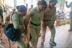 Attack on policemen: पेड़ कटवाने पहुंचे पुलिसकर्मियों पर किया हमला, 10 ग्रामीणों
के खिलाफ दर्ज हुई एफआईआर - image