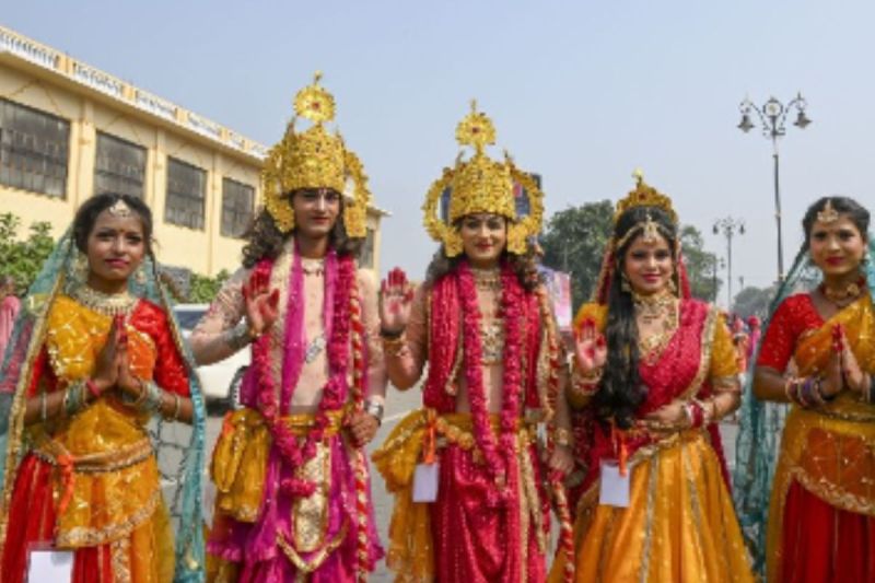 Ayodhya Deepotsav 2024: पुष्पक विमान से उतरे राम-लक्ष्मण, मुख्यमंत्री योगी ने की अगवानी