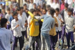 School students violent: मामूली बात पर हिंसक हो रहे स्कूली छात्र, गैंग वार की बन
रही स्थिति, समझें इस घटना से, मनोचिकित्सक का है ये कहना - image