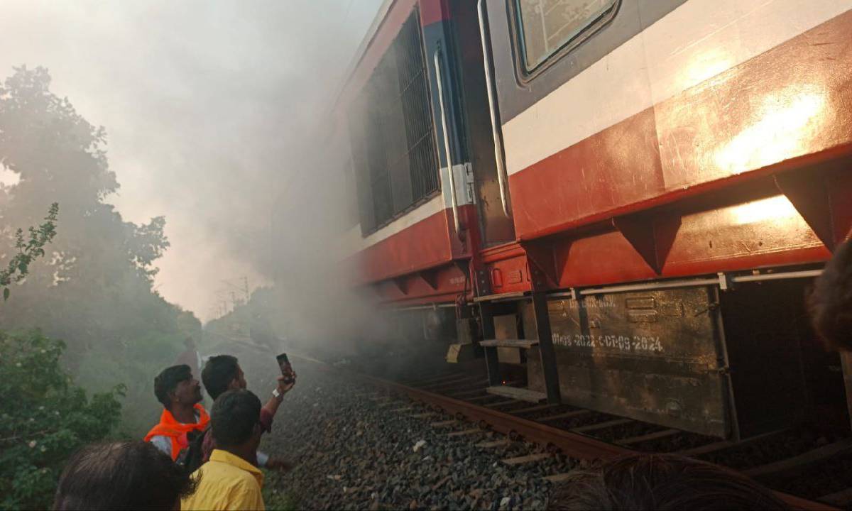 एमपी में रेल हादसा, ट्रेन के इंजन में लगी आग, यात्रियों ने कूदकर बचाई जान