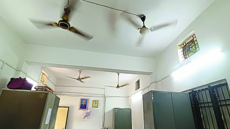एक तरफ कोयले की कमी से बिजली उत्पादन प्रभावित होने की जानकारी मिलती रहती है। वहीं सरकार भी बिजली का सीमित उपयोग व व्यर्थ उपयोग पर रोक लगाने की लोगों से अपील कर रही है।