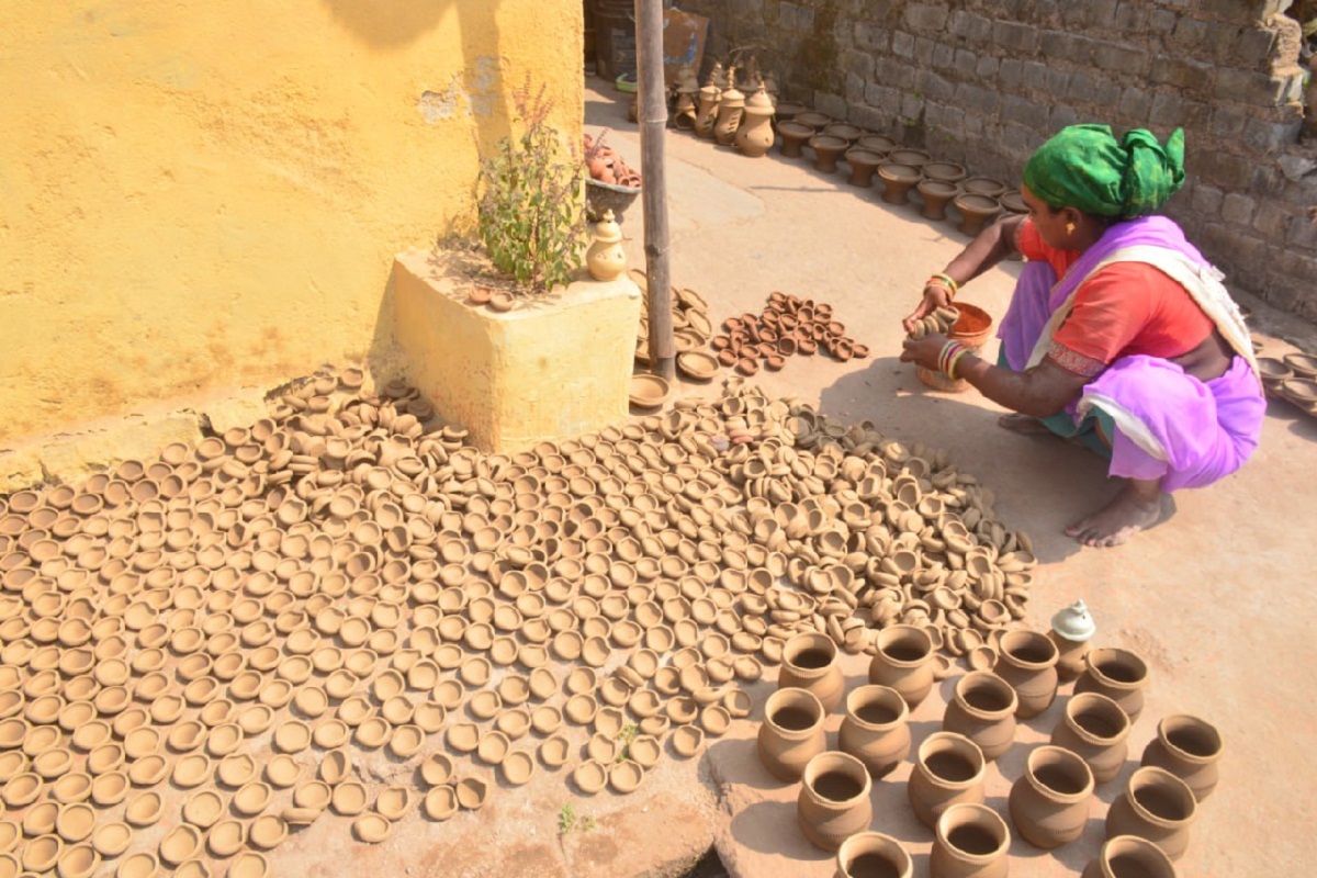 Diwali 2024: दिवाली को लेकर सजा बाजार, दीया बनाने में जुटे कुम्हार परिवार, लक्ष्मी की प्रतिमा को दे रहें अंतिम रूप