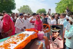 Captain Renu Tanwar की डीजे के साथ निकाली तिरंगा यात्रा, पैतृक गांव में हुआ
अंतिम संस्कार, पिता का रो-रोकर बुरा हाल - image