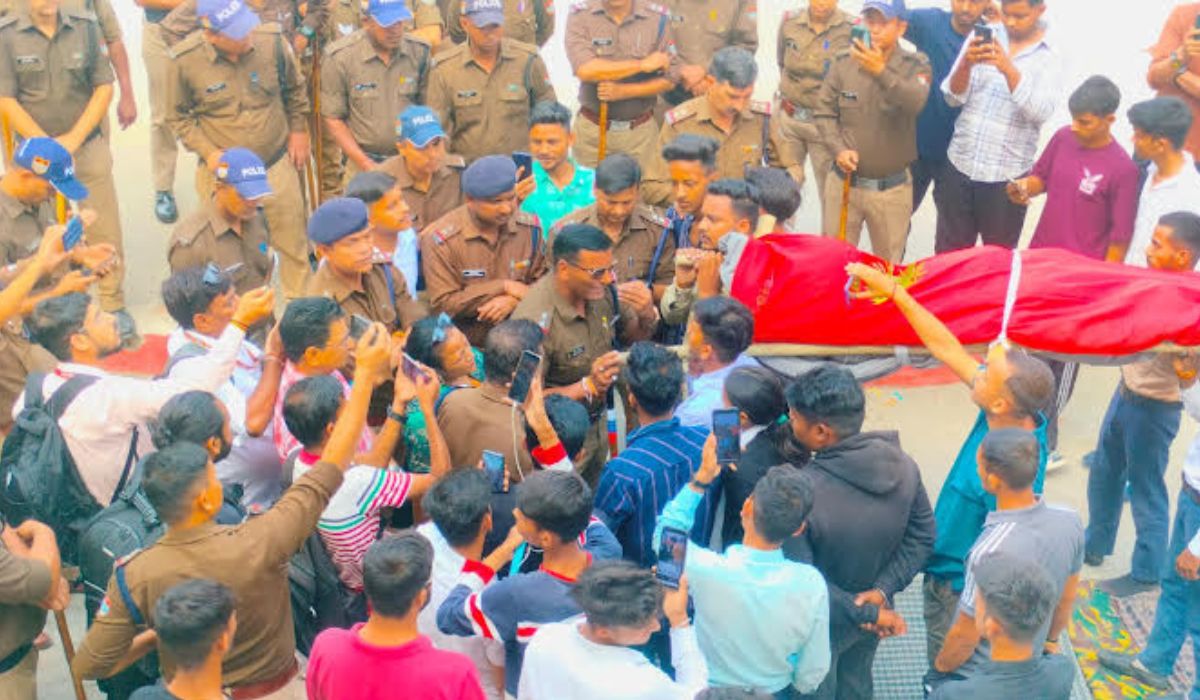 Clash broke out between police and students after stopping minister's bier