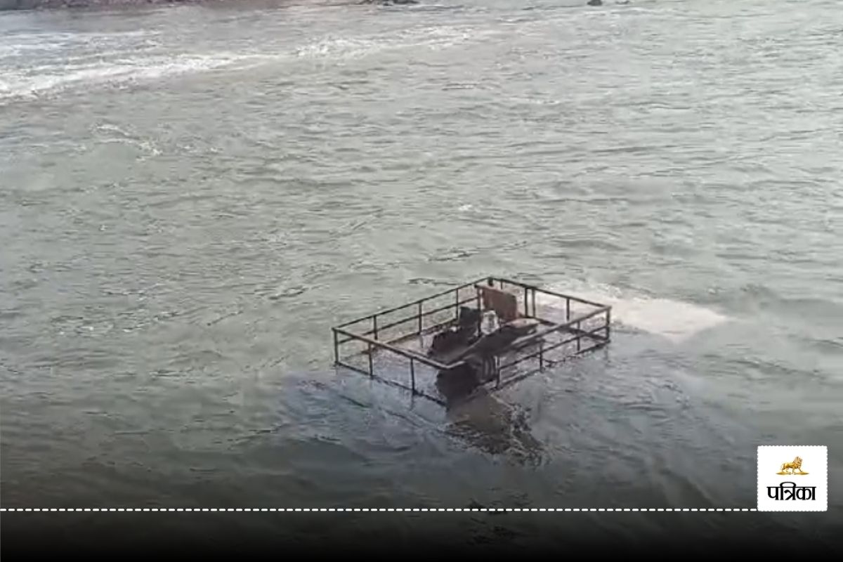 CG Accident: बड़ा हादसा! अनियंत्रित होकर नदी में जा गिरी स्कूल वैन, सवार थे 18 बच्चे…