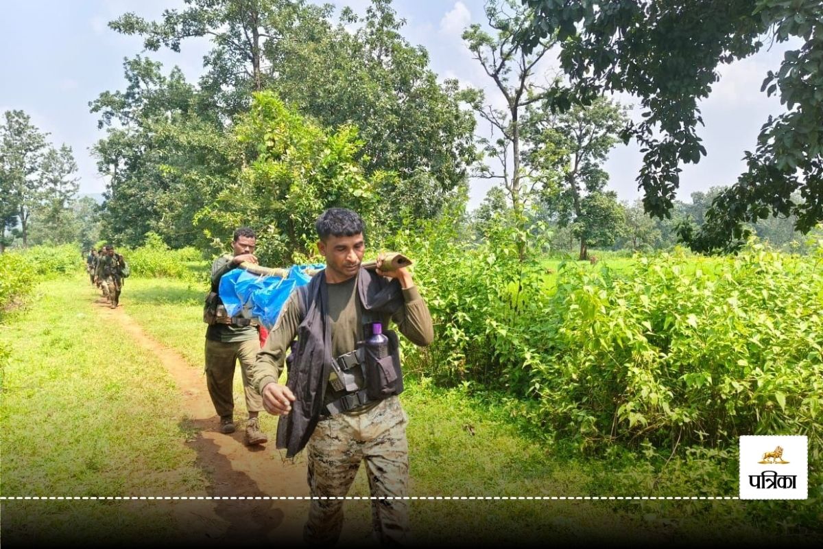 कांधे पर नक्सलियों के शव लेकर लौट रहे 1000 जवान, रोटी-मैगी खाकर सफर किया पूरा,
देखें Video