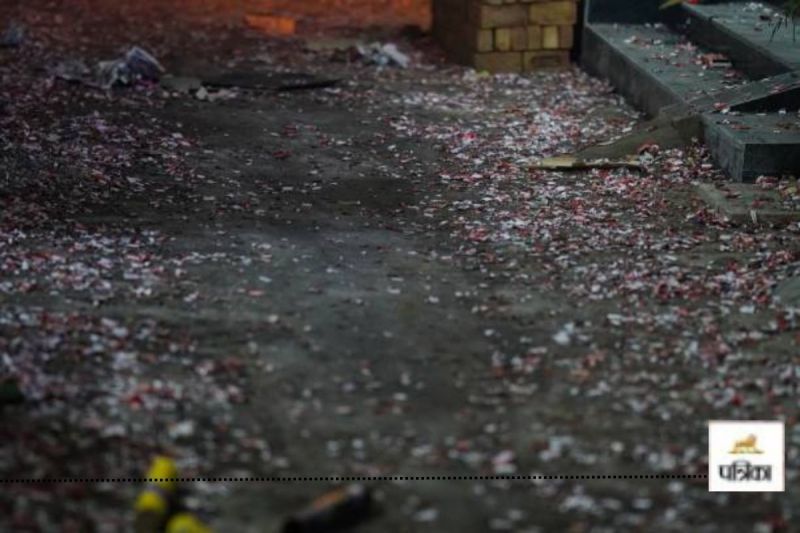 CG Diwali 2024: लापरवाही! दुकानों में सैकड़ों किलो बारूद का स्टाक, सुरक्षा के लिए सिर्फ आधी बोरी रेत और दो बाल्टी पानी..(photo-unsplash)