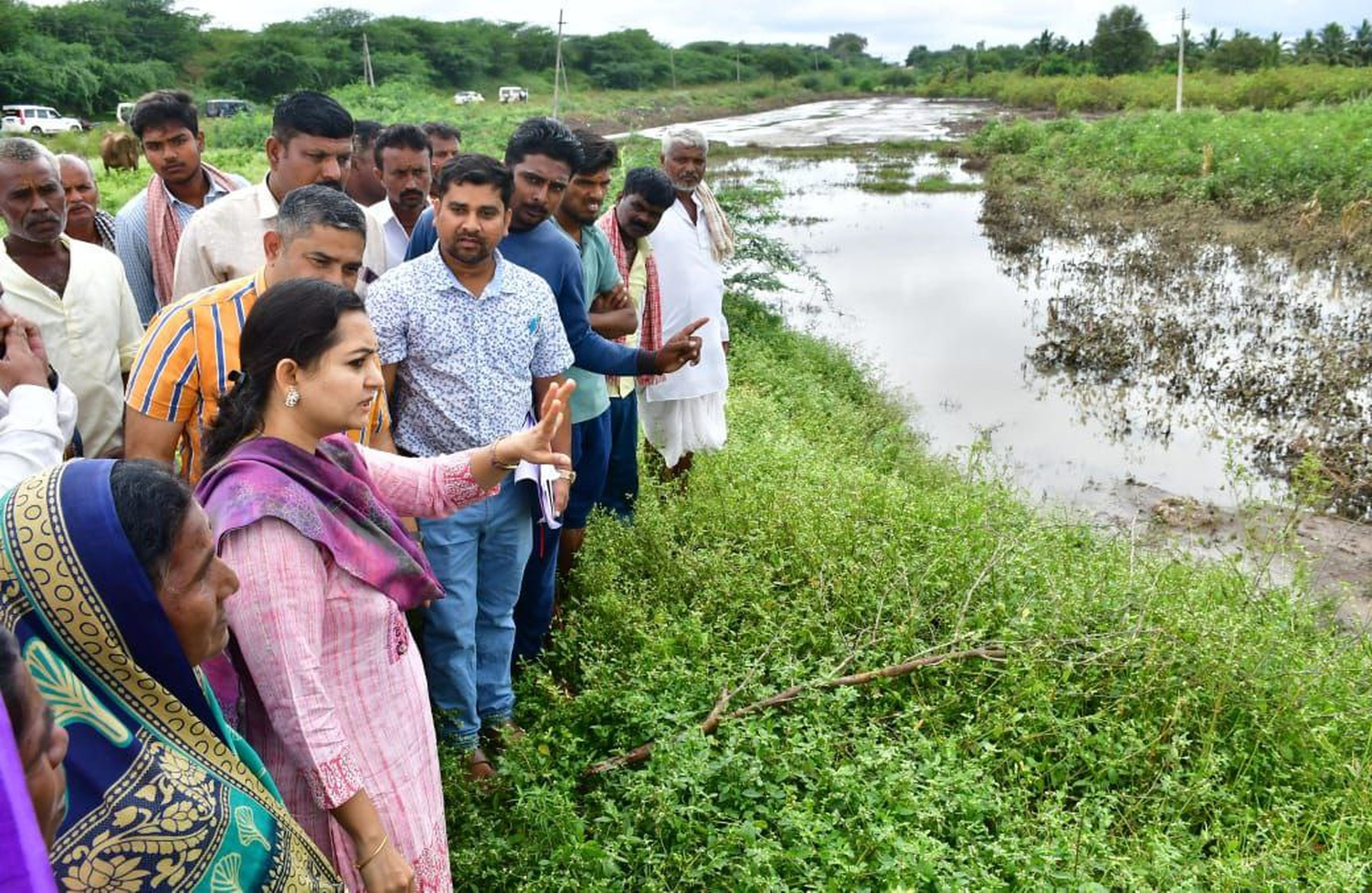 जिलाधिकारी ने किया बाढ़ प्रभावित क्षेत्रों का दौरा