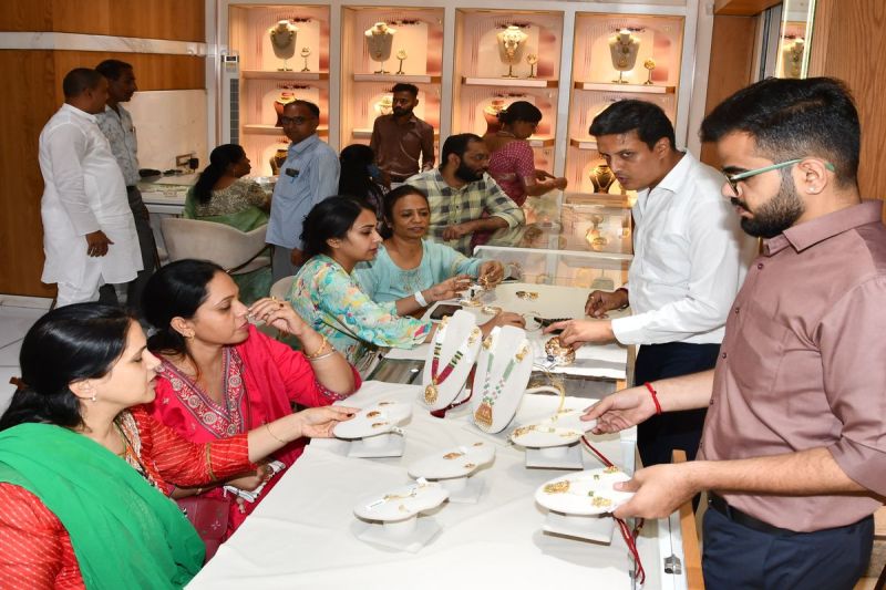 Money rained on Teeras, jewelers and utensils were brought home