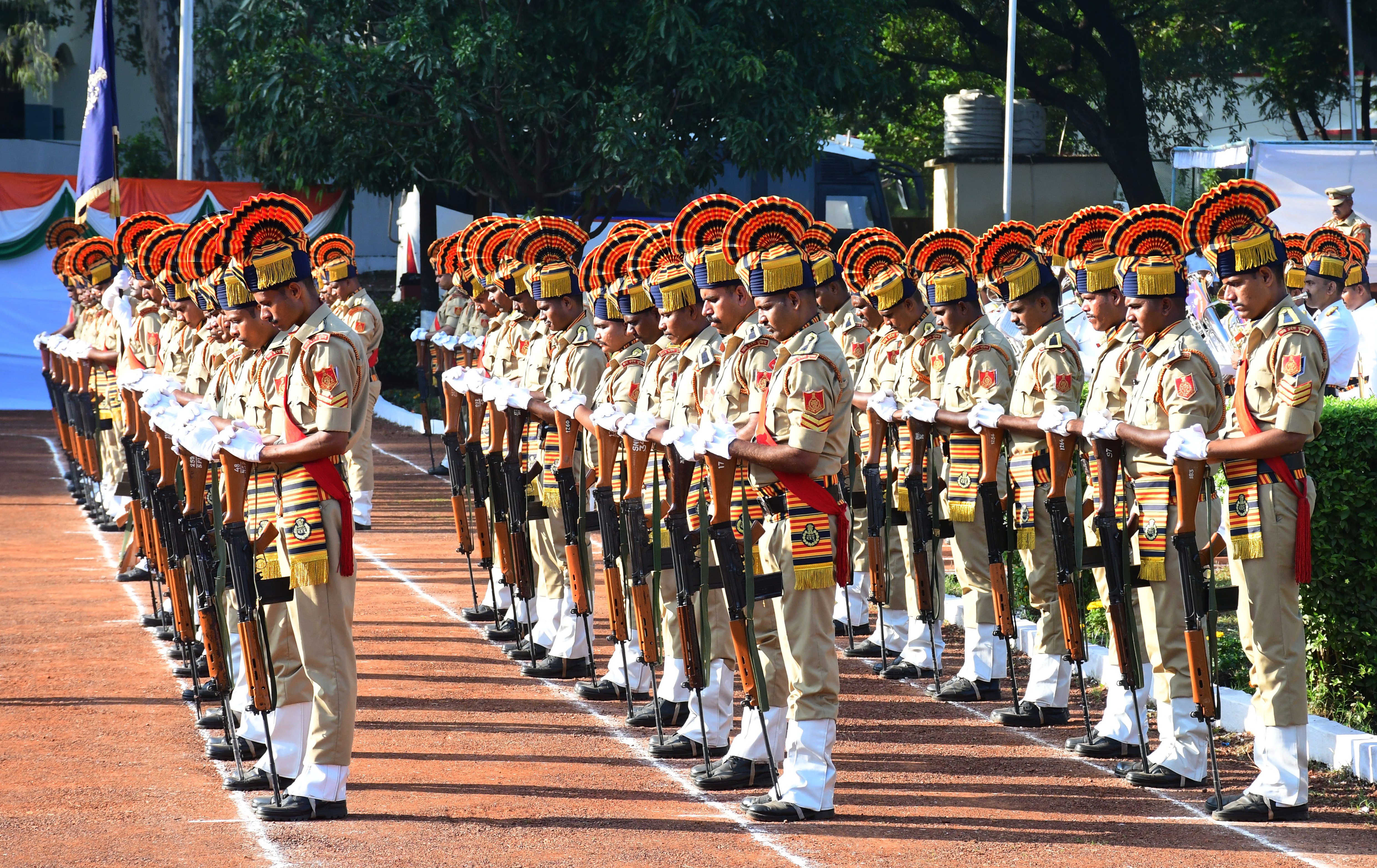 भोपाल@पत्रिका आज सोमवार सुबह मध्य प्रदेश पुलिस स्मृति दिवस परेड में एक साल में
23 पुलिस के जवानों को खोया है जिसमें से 17 मृत्यु सड़क दुर्घटना से हुई है किसी
मां का लाल चला गया तो किसी का सुहाग उजड़ गया और बच्चों से पिता का सहाया हट गया
इस तरह की कुछ मार्मिक तस्वीर पत्रिका लाइव के माध्यम से दिखाया जा रहा है परिजनों
के दिल से किस तरह दर्द झलक रहा था शहीद स्मारक पर जब उनको शहीद जवानों की तस्वीर
दी गई थी जब मुख्य अतिथि राज्यपाल मंगु भाई पटेल पहुंचे शहीदों को श्रद्धांजलि दी
दृश्य लाल परेड ग्राउंड स्थित शहीद स्मारक भोपाल