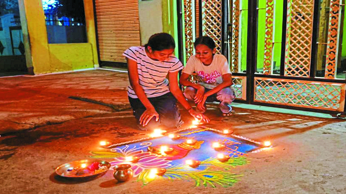 धनतेरस के साथ दीपोत्सव शुरू, सोना-चांदी, इलेक्ट्रांनिक्स और वाहनों की जमकर हुई
बिक्री