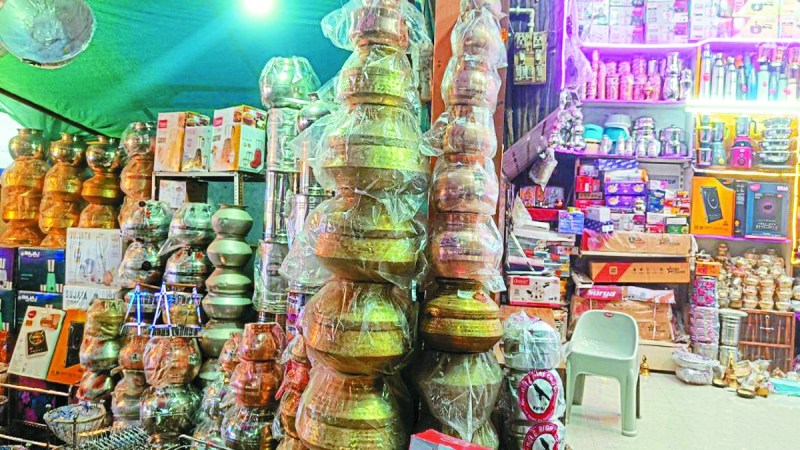 धनतेरस के साथ मंगलवार से पांच दिवसीय दीपोत्सव की शुरुआत हो जाएगी। शुभ मुहूर्त में घरों में 13 दीये जलाकर उत्सव की शुरुआत करेंगे। पर्व को लेकर लोगों में उत्साह भी है। इस बार धनतेरस खास माना जा रहा है।