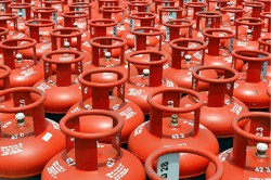 LPG Cylinder: 450 रुपए में गैस सिलेंडर मिलने का सपना देख रही आम जनता को लगा झटका
! जानिए कैसे - image