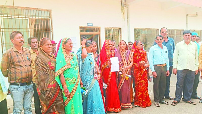 लगभग चार माह बाद वार्षिक व बोर्ड की परीक्षा होगी, लेकिन जिले के कई स्कूलों में शिक्षकों की कमी के कारण शिक्षा व्यवस्था चरमरा गई है। पढ़ाई पिछड़ गई है।